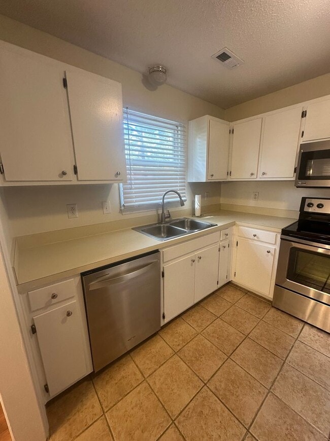 Building Photo - 3 Bed / 2 Bath Home – $1,675/mo | 1,188 Sq...