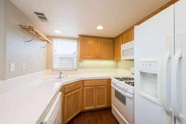 Building Photo - Charming 3bd/2.5 bath Condo