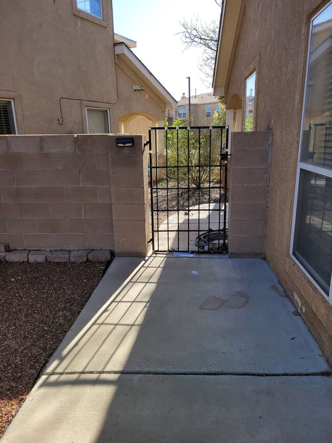 Building Photo - Charming 4-Bedroom Home in a Prime Location!