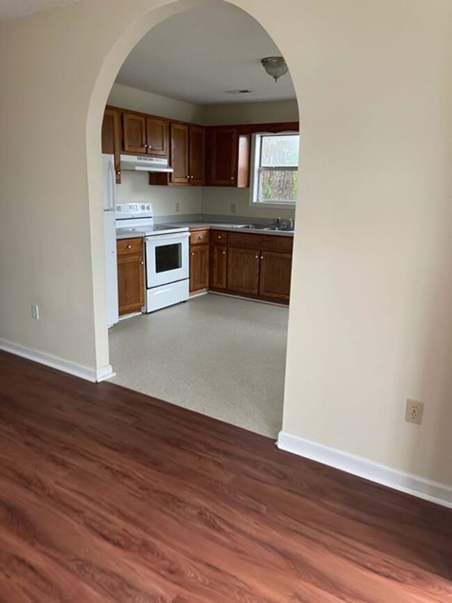 Building Photo - Cute home located in City Limits