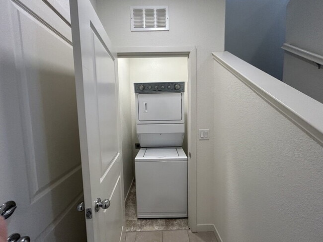 Building Photo - 3998 E Commerce Way