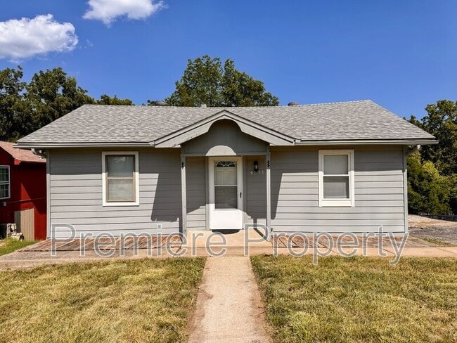Primary Photo - 4311 N Spruce Ave