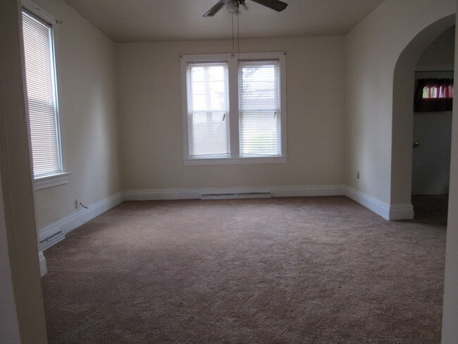 Building Photo - 2 to 3 bedroom home only $1,100.00 per month plus utilities.