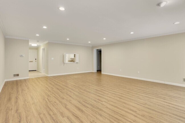 Building Photo - 2 Bed 2 Bath - Bethesda Condo - Large Outd...