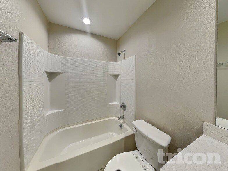 Building Photo - 2557 Hadley St