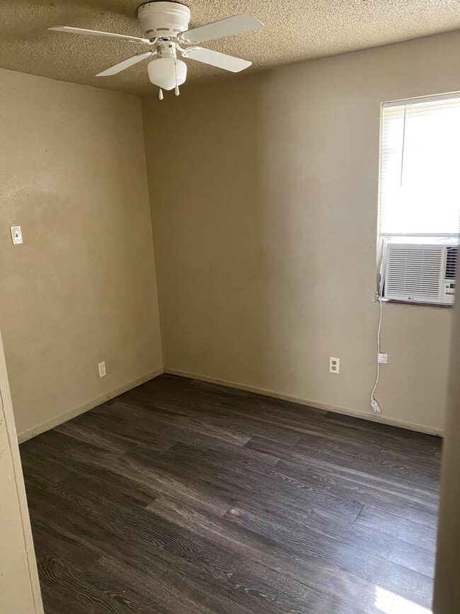 Building Photo - 819 Mora St