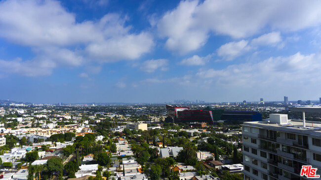 Building Photo - 838 N Doheny Dr