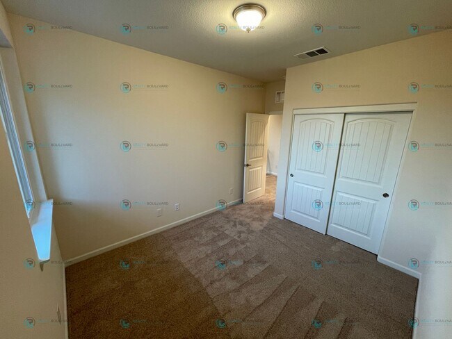 Building Photo - 3-Bedroom 2.5 Bathroom 2 car garage Condo in Carson City