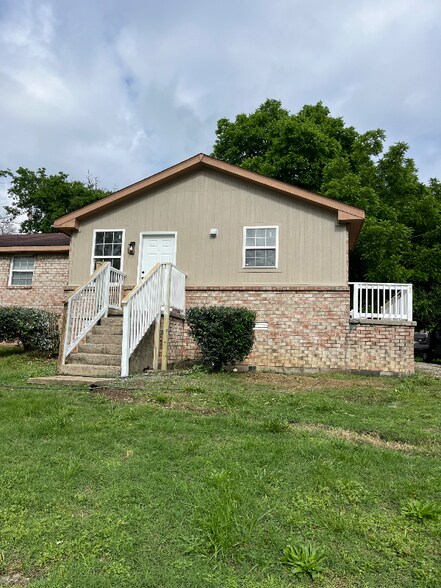 Building Photo - 2741 Jones Ave