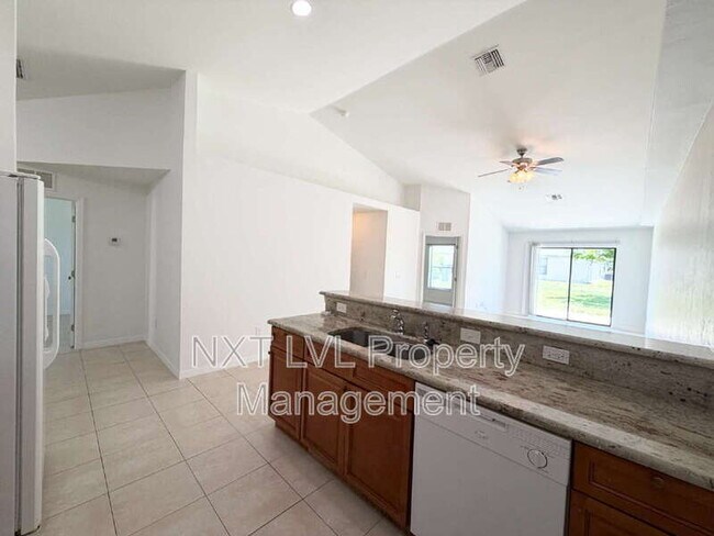 Building Photo - 842 SW 39th Terrace