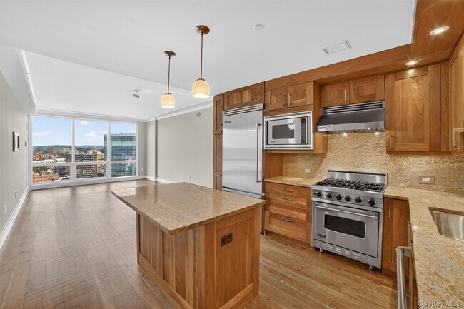 Building Photo - 5 Renaissance Square