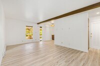 Building Photo - 922 100th Ave NE