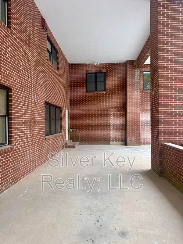 Building Photo - 2113 W Madison Ave