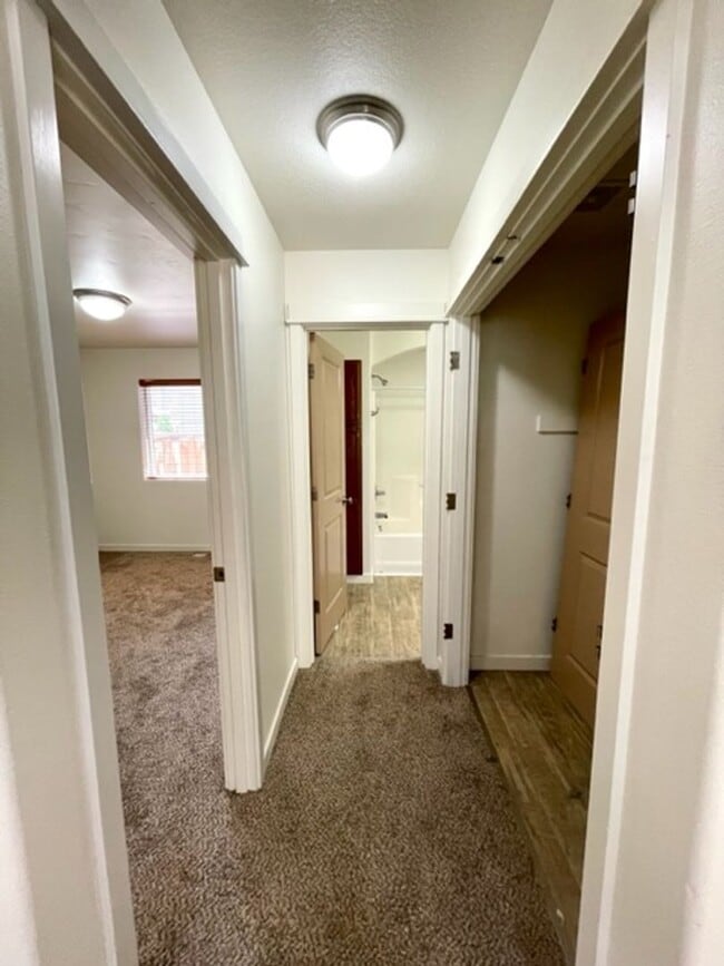 Building Photo - Single level home in NE Bend, close to sho...