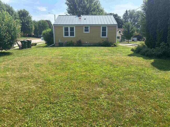 Building Photo - 426 Hillcrest Dr