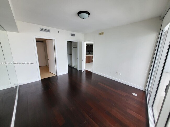 Building Photo - 485 Brickell Ave