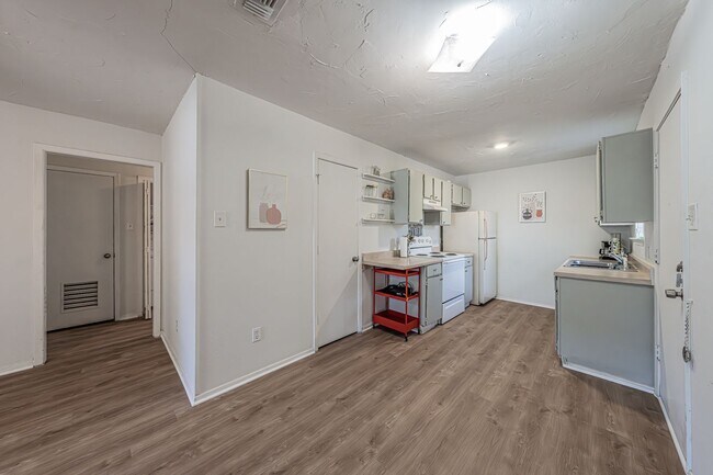 Building Photo - Super cute 2 bedroom 1 bath duplex