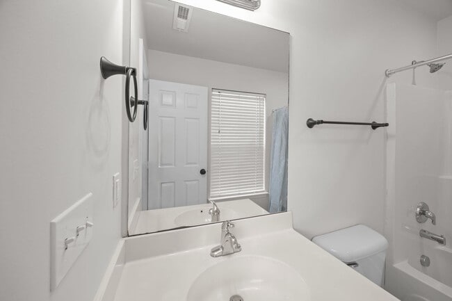 Building Photo - Charming Summerville Rental