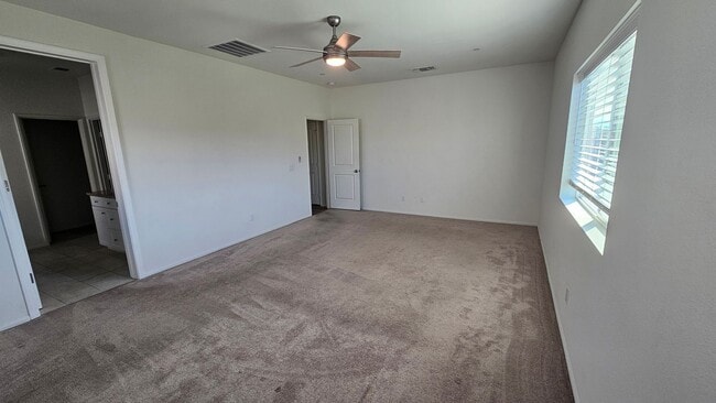 Building Photo - Modern 4 Bedroom Home in City in the Hills