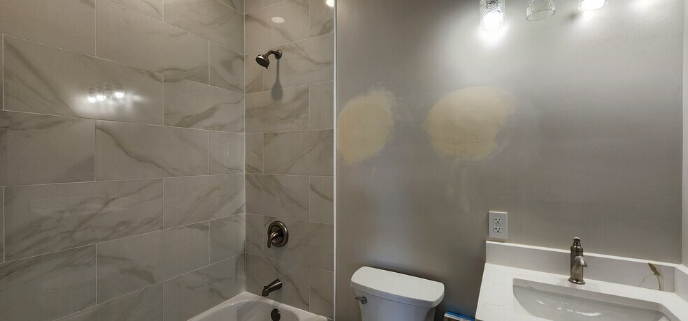 Building Photo - 2552 S Central Park Ave