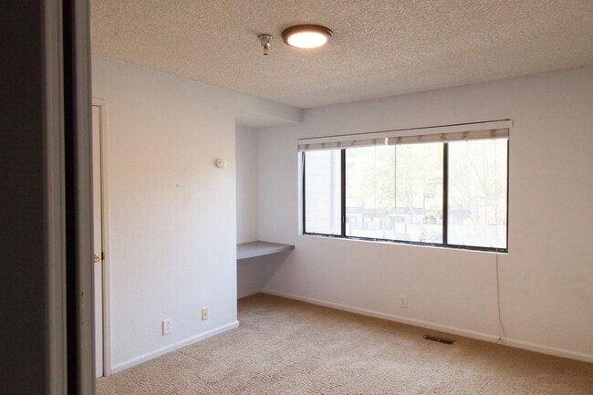 Building Photo - Great location, 2 Bedroom Condo