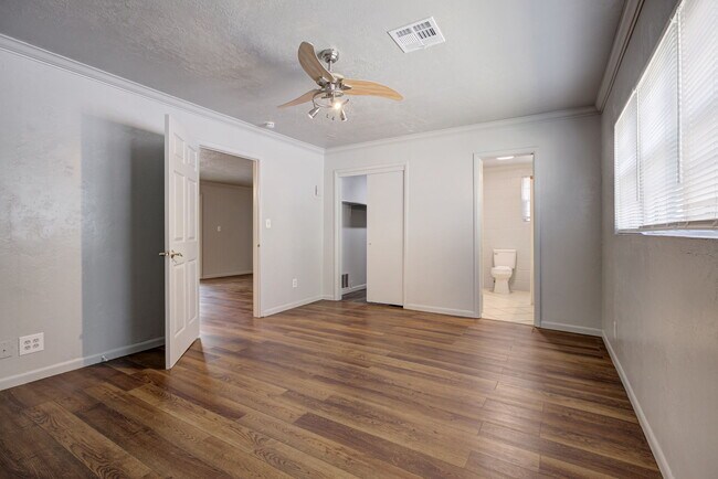 Building Photo - 910 Garver St