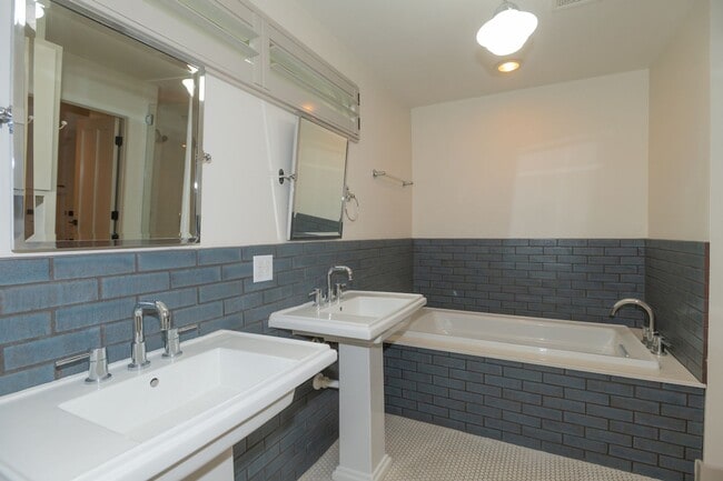 Building Photo - Bouldin Creek Neighborhood - Prime Location - 3/2.5!