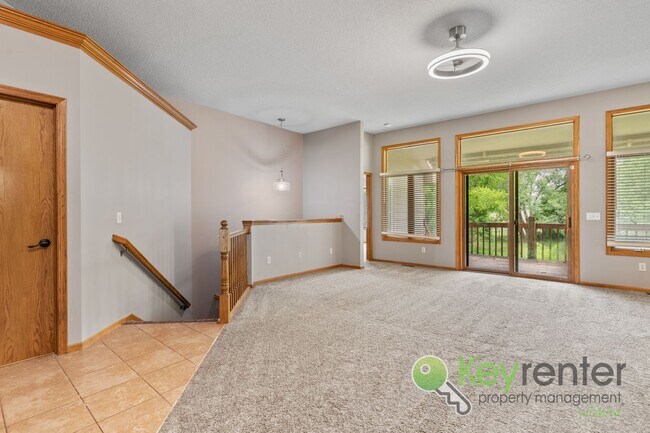 Building Photo - Beautiful, Rare 6 bedroom 3 bath house!