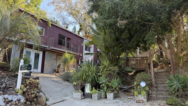 Building Photo - 637 S Crescent Ct