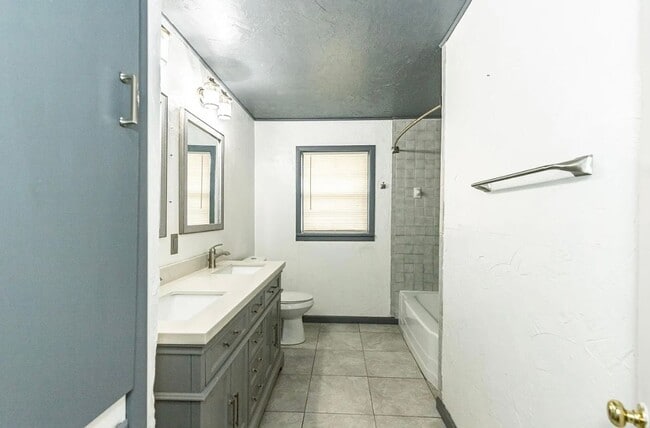 Building Photo - Spacious 4 bedroom 2 bathroom close to Texas Tech!