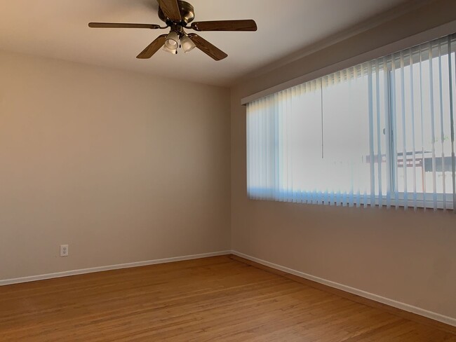 Building Photo - Newly Refinished 2 Bed, 1 Bath + Bonus Roo...