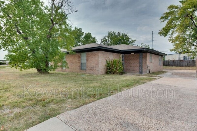 Building Photo - 2413 Woodgate St