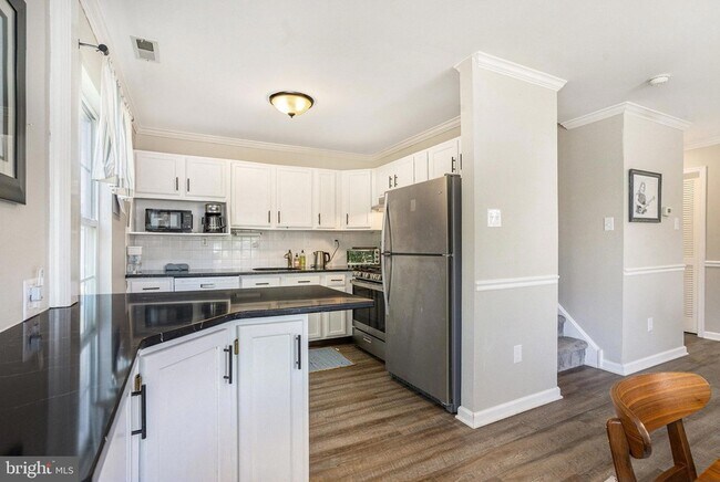 Building Photo - 5905 Drawbridge Ct