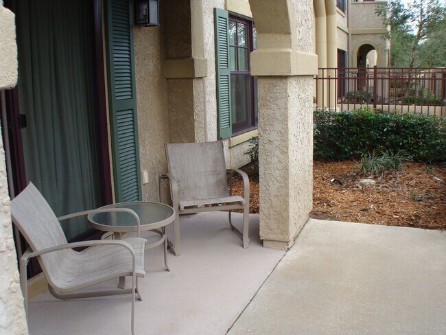 Building Photo - 1-bedroom furnished condo with fenced courtyard