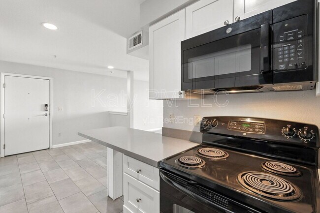 Building Photo - 1005 E 8th St