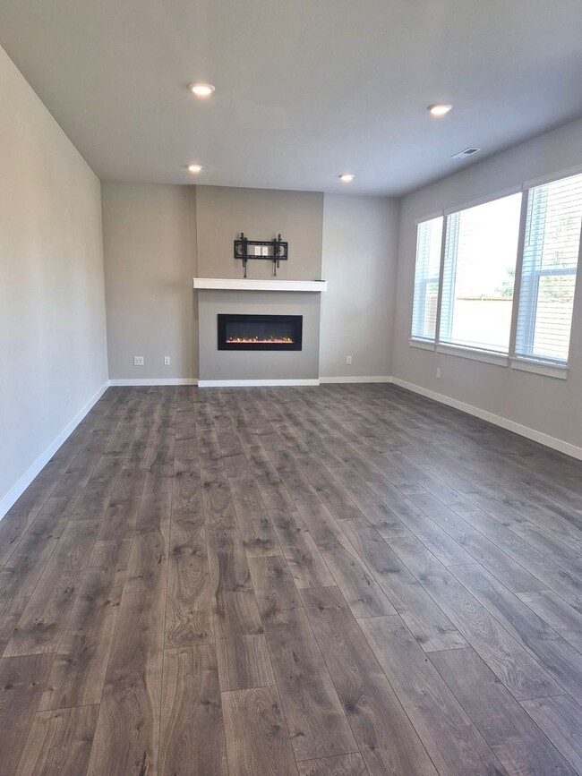 Building Photo - Beautiful 5BD/3BA home located in Rainer Ridge