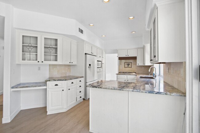 Building Photo - Gorgeous Costa Mesa Home in Gated Community!