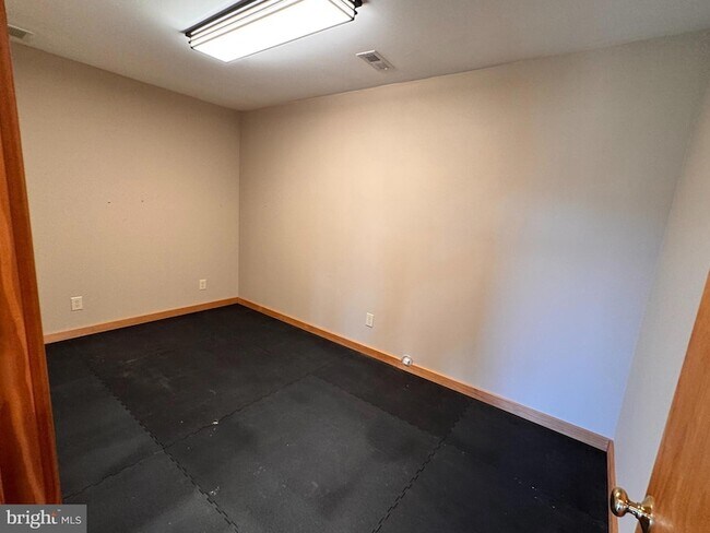 Building Photo - 72 Jordans Rd