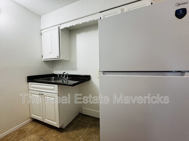 Building Photo - 925 Shallowford Rd
