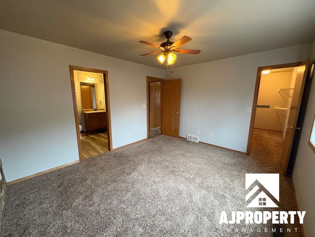 Building Photo - 5509 S Sarmar Ave