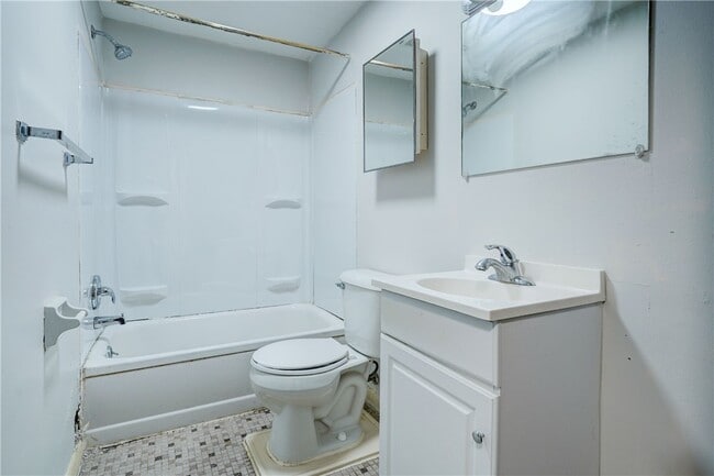 Building Photo - 400 Main St