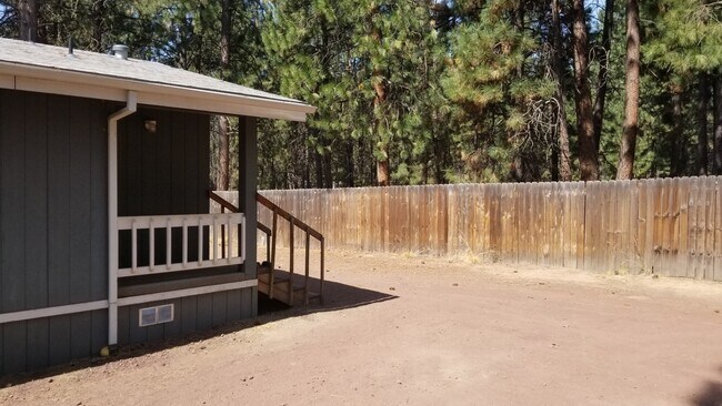 Building Photo - VIDEOTOUR: Awesome Location! Beautiful Ponderosa Pines, Minutes To Bend! PETS WELCOME