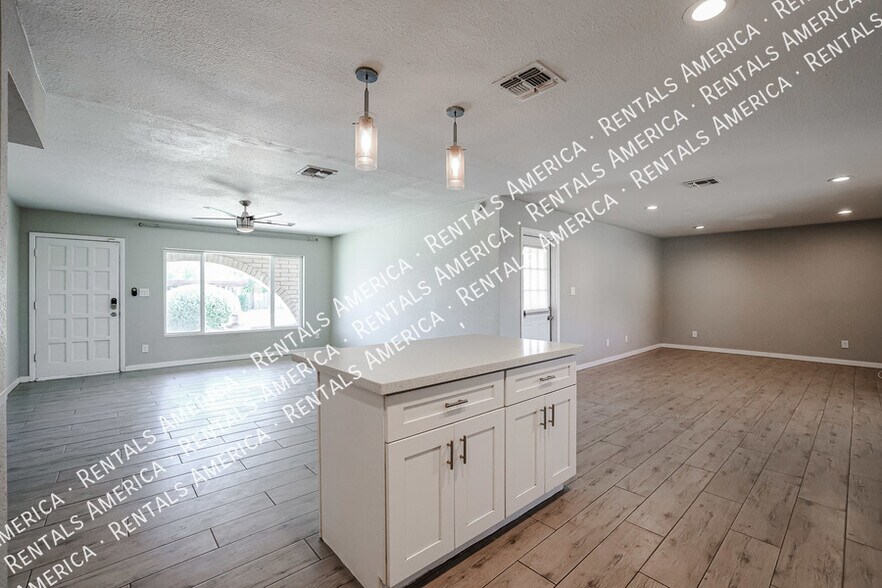 Building Photo - 12840 N 30th St