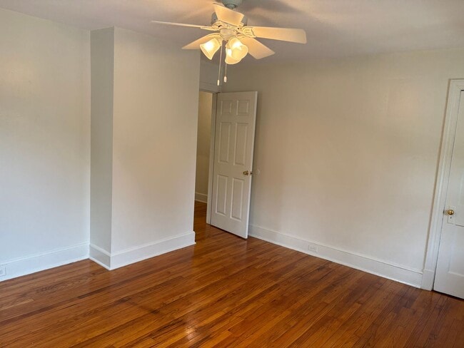 Building Photo - Spacious Townhouse Near Duke and Broad St / Fenced Yd