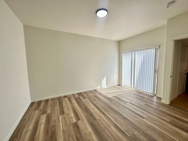 Building Photo - Cute little gated community 3 bed 2.5 bath...