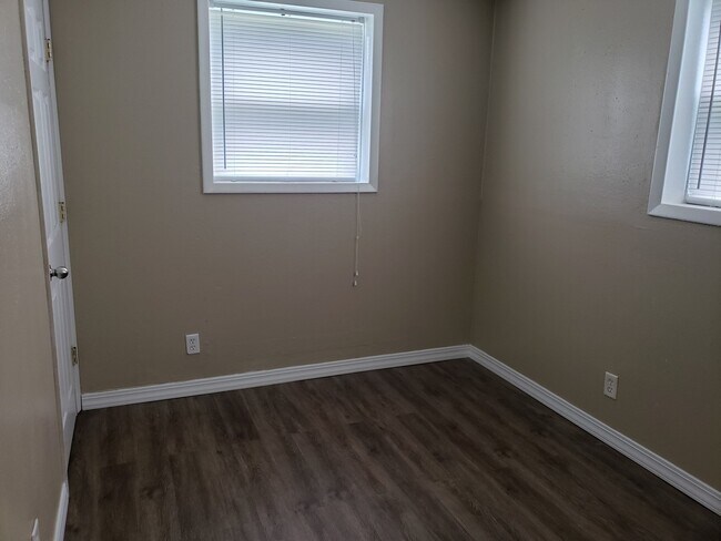 Building Photo - 230 Fairway Dr