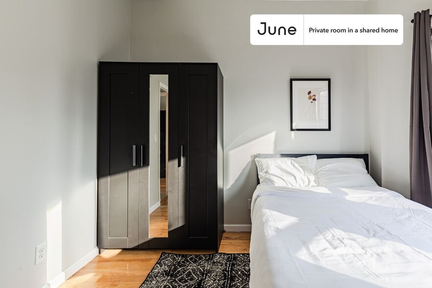 Building Photo - Private bedroom in 4 bed/2 bath Home