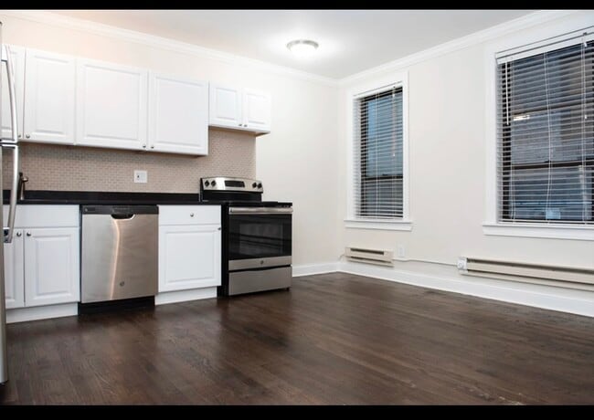 Building Photo - 3345 N Marshfield Ave