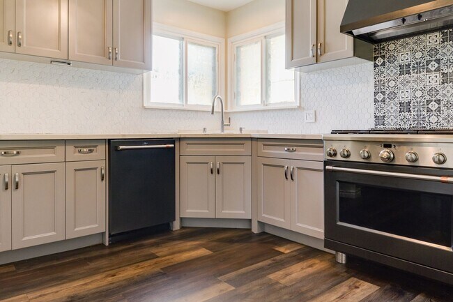 Building Photo - Beautifully Remodeled 4 Bed / 2 Bath Home in Prime Inglewood — Detached Garage + Spacious Yard