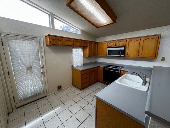 Building Photo - NE Townhouse